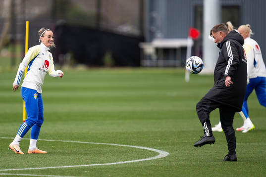 Kosovare Asllani and head coach Peter Gerhardsson of the