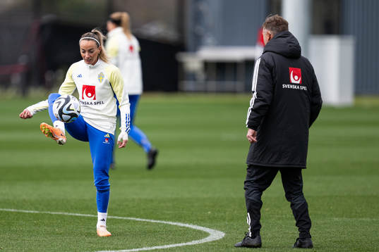 Kosovare Asllani and head coach Peter Gerhardsson of the