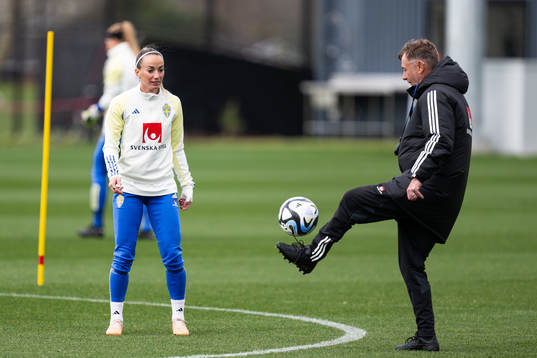 Kosovare Asllani and head coach Peter Gerhardsson of the