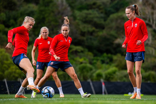 Ada Hegerberg, Guro Bergsvand, Guro Reiten and Caroline