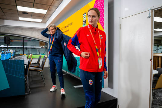 Head coach Hege Riise and Caroline Graham Hansen of the