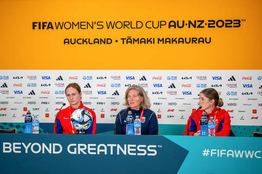 Caroline Graham Hansen, head coach Hege Riise and Maren