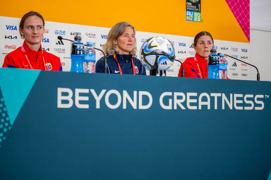 Caroline Graham Hansen, head coach Hege Riise and Maren
