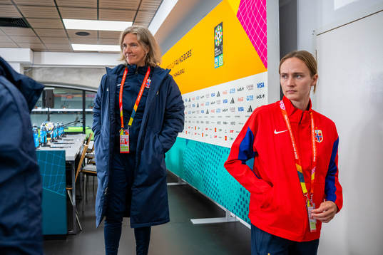 Head coach Hege Riise and Caroline Graham Hansen of the