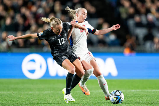 Betsy Hassett of New Zealand and Thea Bjelde of Norway