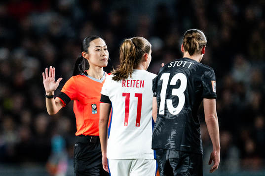 Referee Yoshimi Yamashita and Guro Reiten of Norway