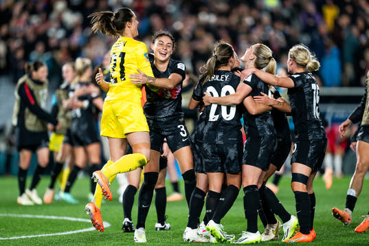 Goalkeeper Victoria Esson and Claudia Bunge of New Zealand