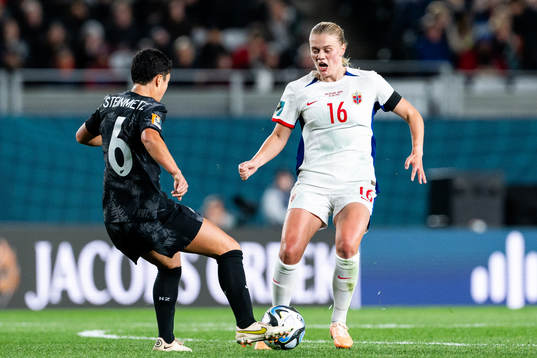 Malia Steinmetz of New Zealand and Mathilde Harviken of