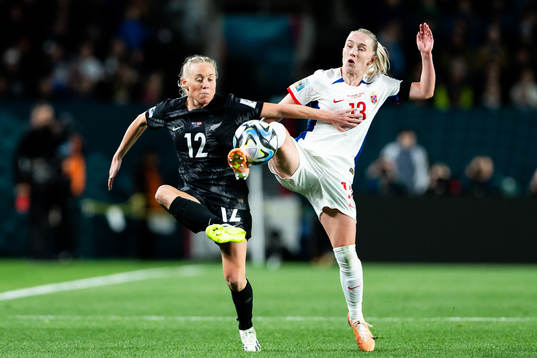 Betsy Hassett of New Zealand and Thea Bjelde of Norway