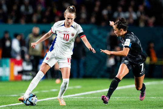 Caroline Graham Hansen of Norway and Ali Riley of New