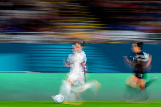Caroline Graham Hansen of Norway and Ali Riley of New