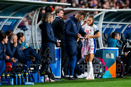 Jon Knudsen, goalkeeper coach of Norway, and Emilie