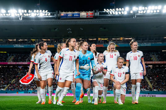 Guro Reiten, goalkeeper Aurora Mikalsen and players of