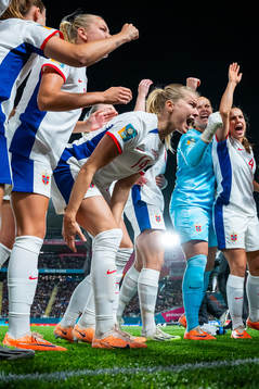 Ada Hegerberg and players of Norway gather in a circle