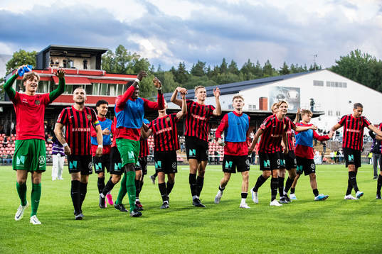 Brommapojkarnas spelare jublar