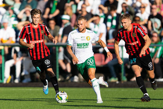 Hammarbys Simon Strand utmanar Brommapojkarnas Wilmer