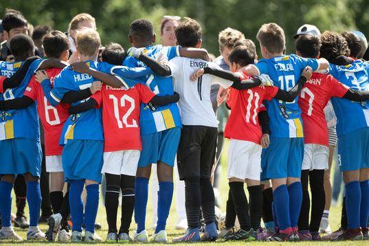 Spelare i Legacy Academy och First Kick Academy B11 kramas