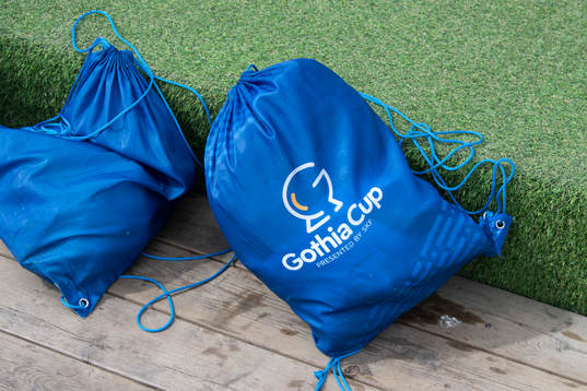 väskor med Gothia Cup logotype