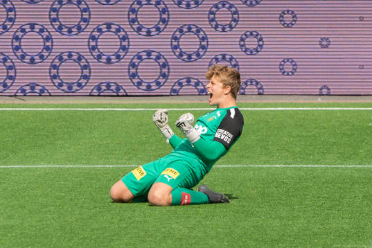 Lilleströms Målvakt Sebastian Naerum Ekerhaugen  jublar