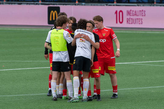Spelare i Lilleström och St Paul Blackhawks kramar om