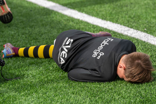 En spelare i AIK´s B12 lag deppar