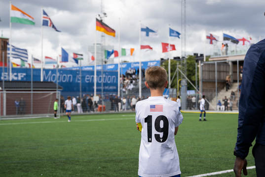 Joseph Lindman i FC New England följer sin match mot AIK