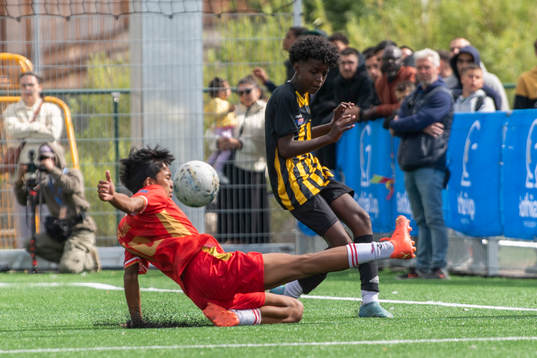 En glidtackling i matchen mellan Tays Bakers Barati och