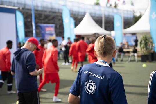 En spelare från IFK Stocksund tittar på spelare i Right