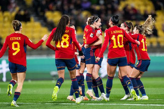 Aitana Bonmati of Spain (middle) celebrates