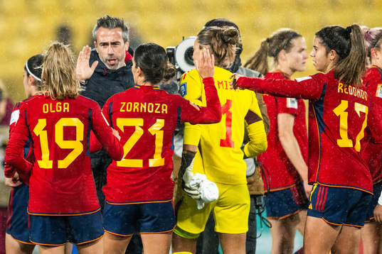 Head coach Jorge Vilda of Spain celebrates with players