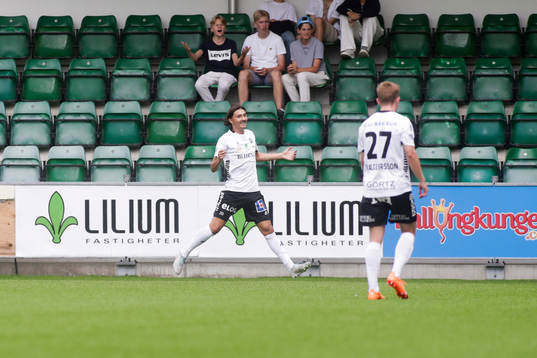 Örebros Adam Bark jublar