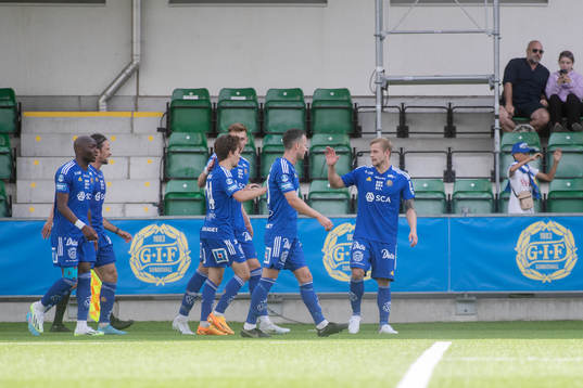 GIF Sundsvalls Erik Andersson jublar med lagkamrater