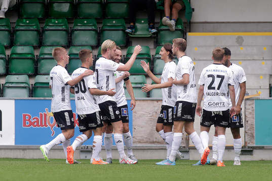Örebros Adam Bark jublar