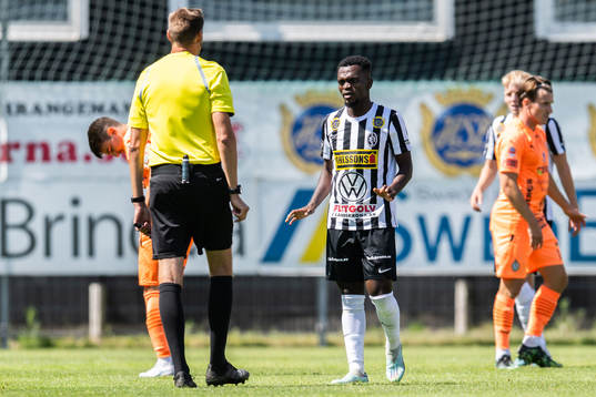 Landskronas Kofi Asare i diskussion med Domare Magnus