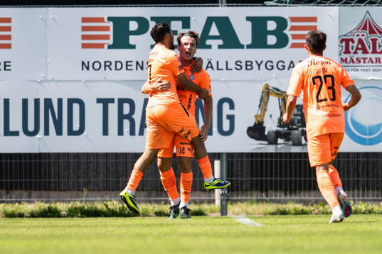 AFC Eskilstunas Oskar Lindberg jublar med lagkamrater