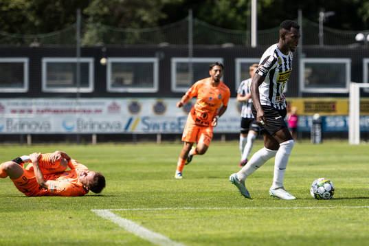 AFC Eskilstunas Ryan Williams och Landskronas Kofi Asare