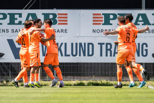 AFC Eskilstunas Oskar Lindberg jublar med lagkamrater