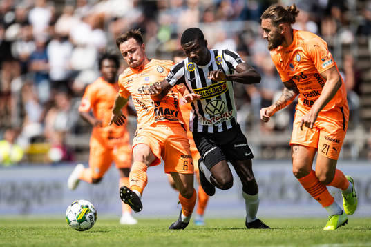 AFC Eskilstunas Ryan Williams och Ali Suljic mot