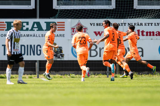 AFC Eskilstunas Oskar Lindberg jublar med lagkamrater