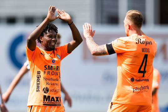 AFC Eskilstunas Abdul-Halik Hudu och Jesper Modig jublar