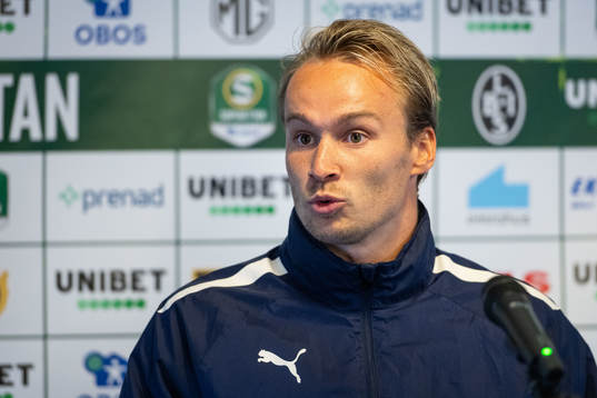 AFC Eskilstunas assisterande tränare Robert Åstedt vid en