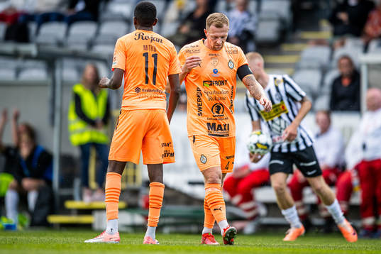 AFC Eskilstunas Mattias Mitku och Jesper Modig deppar