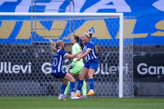 IFK Göteborgs Leia Molund och Ebba Fjordskär jublar