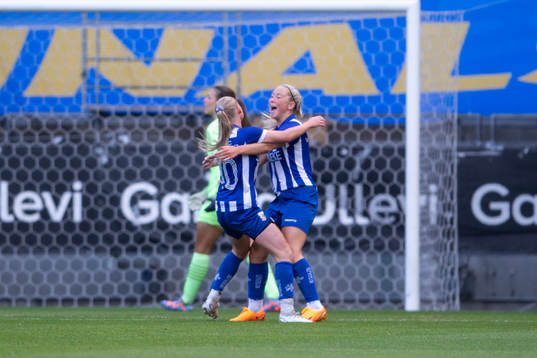 IFK Göteborgs Leia Molund och Ebba Fjordskär jublar
