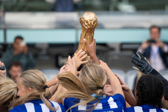 IFK Göteborgs spelare lyfter pokalen och jublar