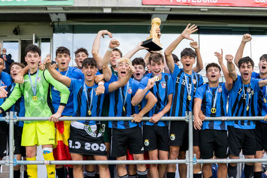 CD Inter Vista Alegres spelare jublar