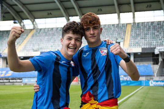 två spelare i CD Inter Vista Alegres jublar