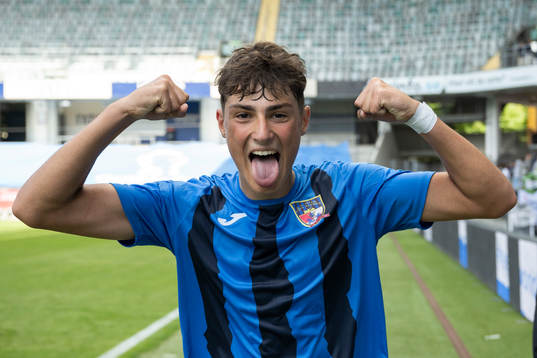 En spelare i CD Inter Vista Alegres jublar