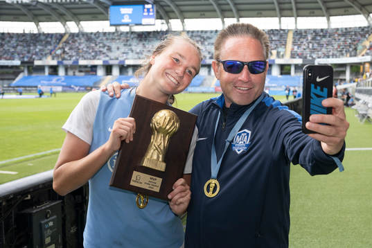 Spelare i Minnesota Thunder Academy jublar