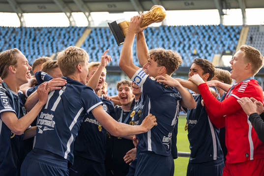 Spelarna i Utsikten jublar